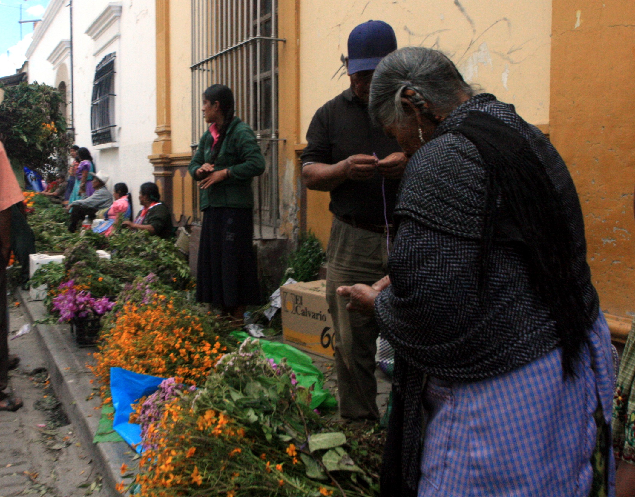 Mercado del dia de muertos en Tlacolula, Anciana compra flores